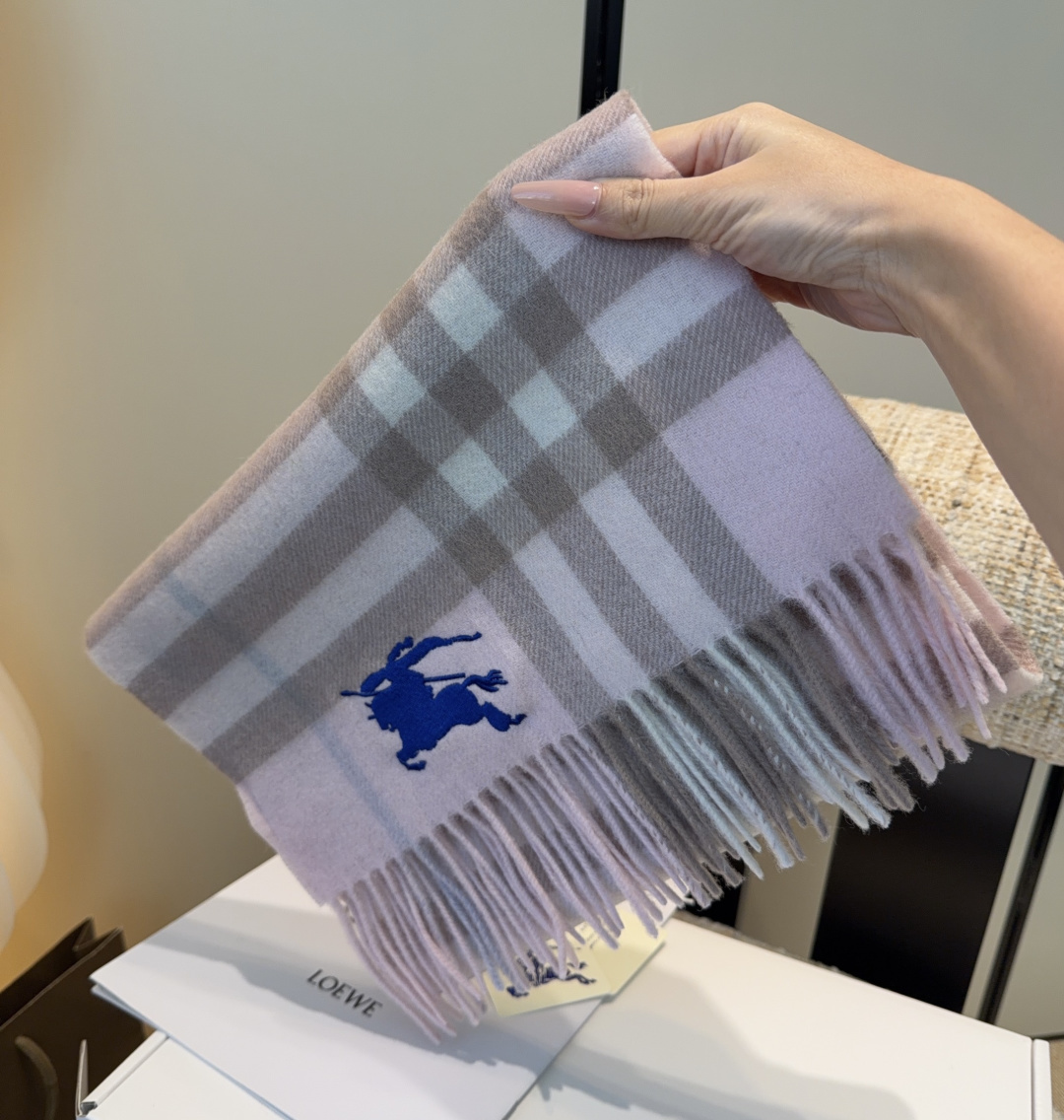 Burberry · 巴宝莉围巾❗️好看的要疯掉了，太有型太有魅力了❗️❗️非常斯文时尚的秋冬单品！真的