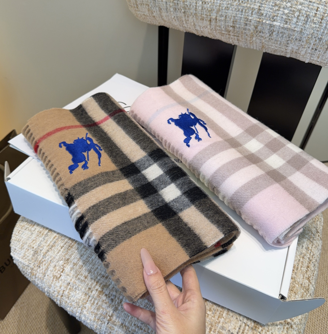 Burberry · 巴宝莉围巾❗️好看的要疯掉了，太有型太有魅力了❗️❗️非常斯文时尚的秋冬单品！真的