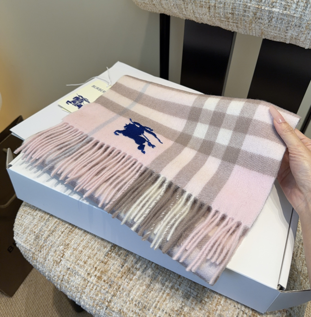 Burberry · 巴宝莉围巾❗️好看的要疯掉了，太有型太有魅力了❗️❗️非常斯文时尚的秋冬单品！真的