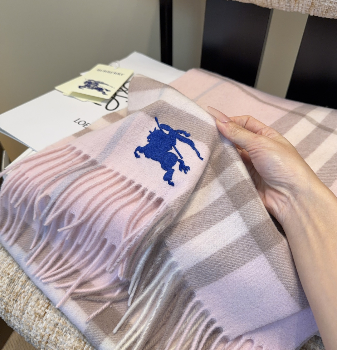 Burberry · 巴宝莉围巾❗️好看的要疯掉了，太有型太有魅力了❗️❗️非常斯文时尚的秋冬单品！真的