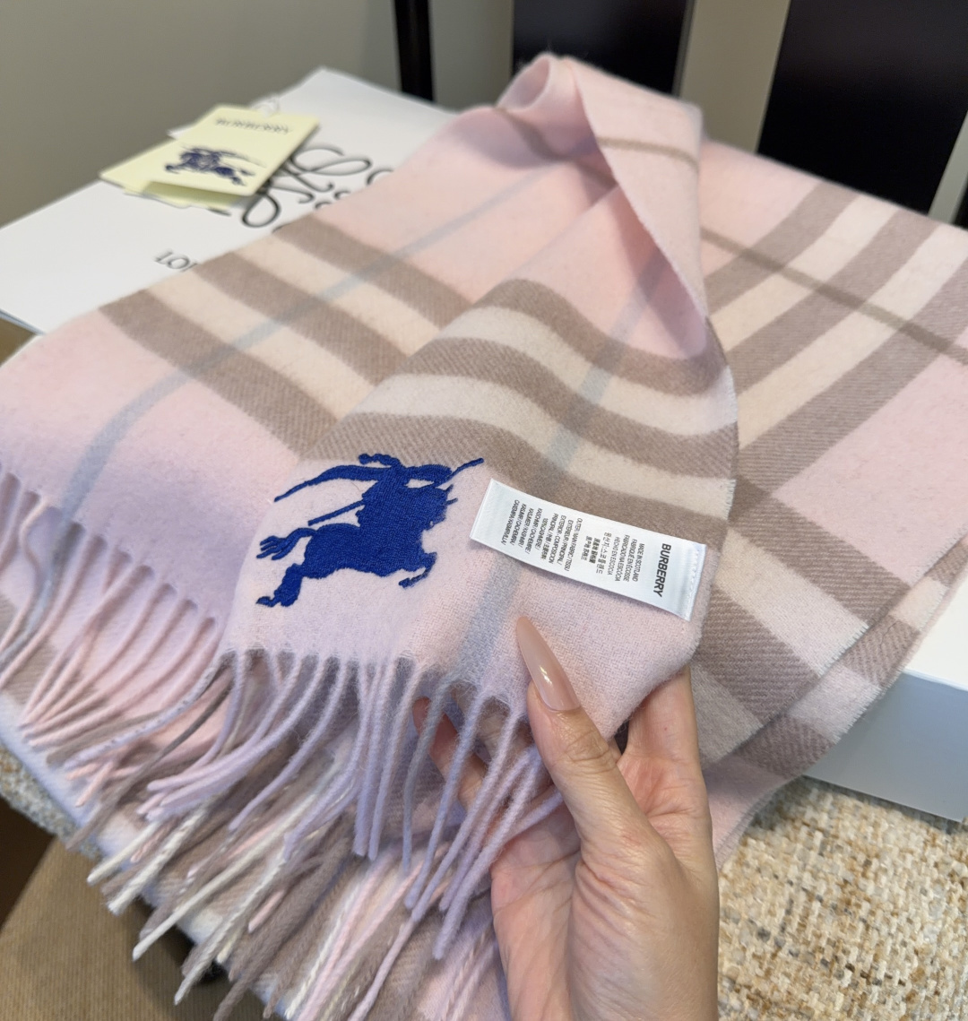 Burberry · 巴宝莉围巾❗️好看的要疯掉了，太有型太有魅力了❗️❗️非常斯文时尚的秋冬单品！真的