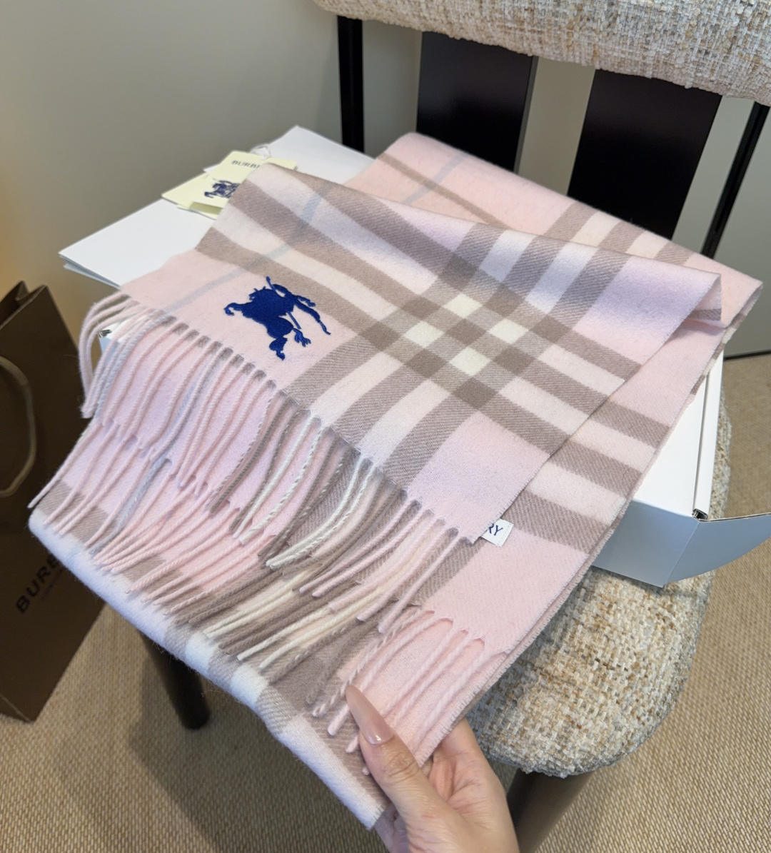 Burberry · 巴宝莉围巾❗️好看的要疯掉了，太有型太有魅力了❗️❗️非常斯文时尚的秋冬单品！真的