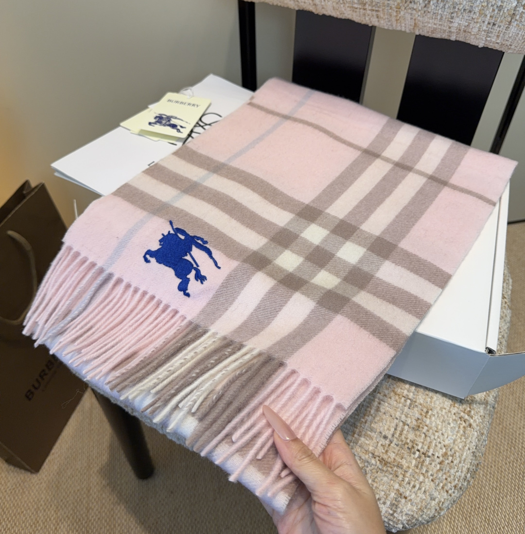 Burberry · 巴宝莉围巾❗️好看的要疯掉了，太有型太有魅力了❗️❗️非常斯文时尚的秋冬单品！真的