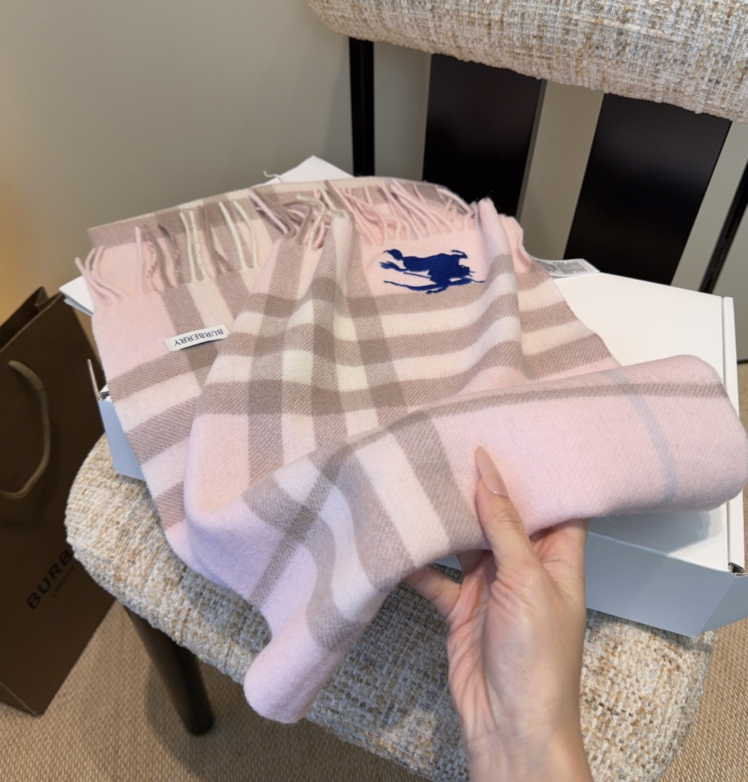 Burberry · 巴宝莉围巾❗️好看的要疯掉了，太有型太有魅力了❗️❗️非常斯文时尚的秋冬单品！真的