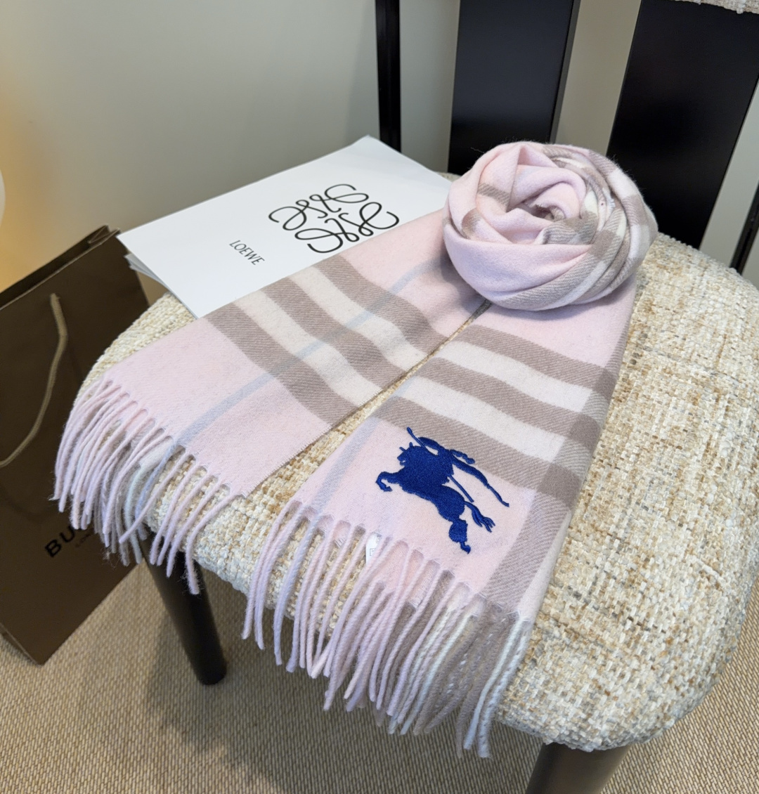 Burberry · 巴宝莉围巾❗️好看的要疯掉了，太有型太有魅力了❗️❗️非常斯文时尚的秋冬单品！真的