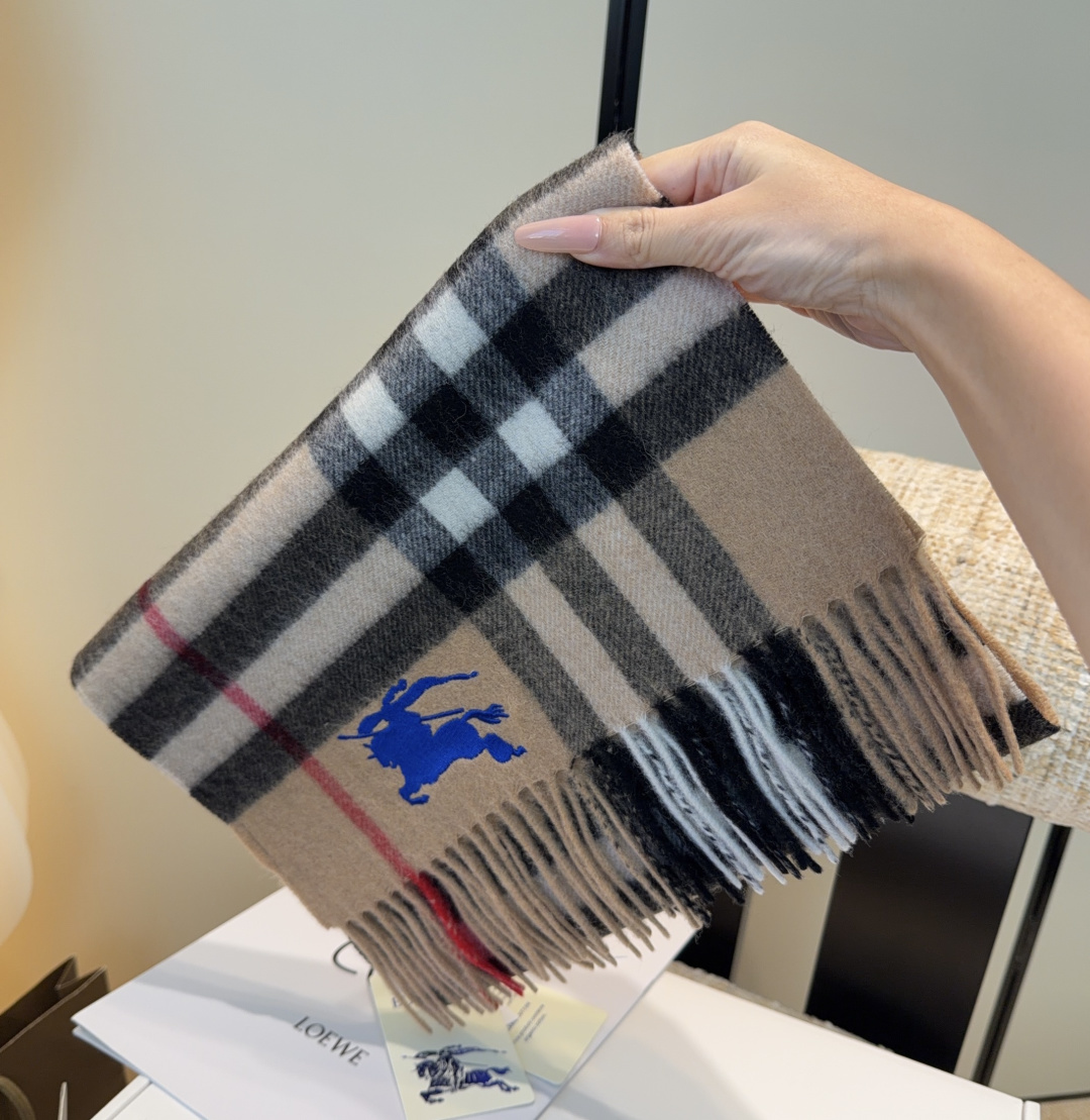 Burberry · 巴宝莉围巾❗️好看的要疯掉了，太有型太有魅力了❗️❗️非常斯文时尚的秋冬单品！真的