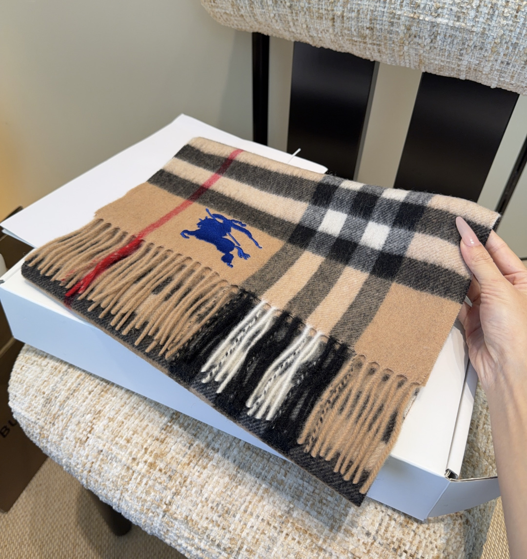 Burberry · 巴宝莉围巾❗️好看的要疯掉了，太有型太有魅力了❗️❗️非常斯文时尚的秋冬单品！真的
