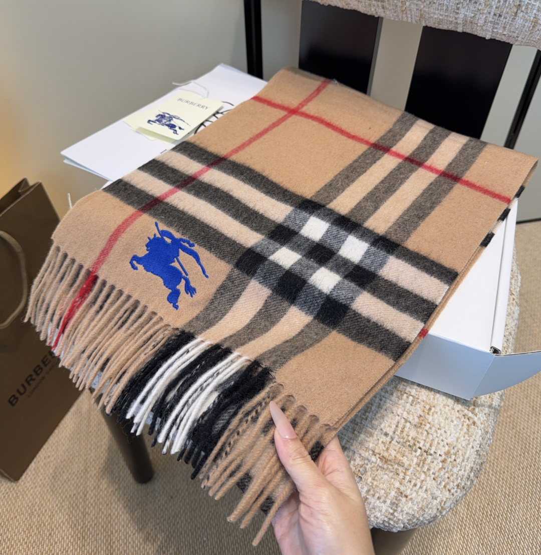 Burberry · 巴宝莉围巾❗️好看的要疯掉了，太有型太有魅力了❗️❗️非常斯文时尚的秋冬单品！真的