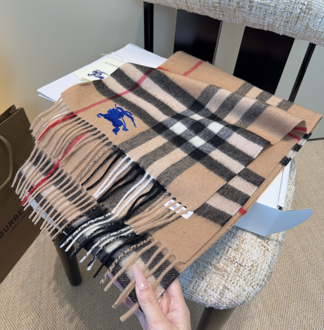 Burberry · 巴宝莉围巾❗️好看的要疯掉了，太有型太有魅力了❗️❗️非常斯文时尚的秋冬单品！真的