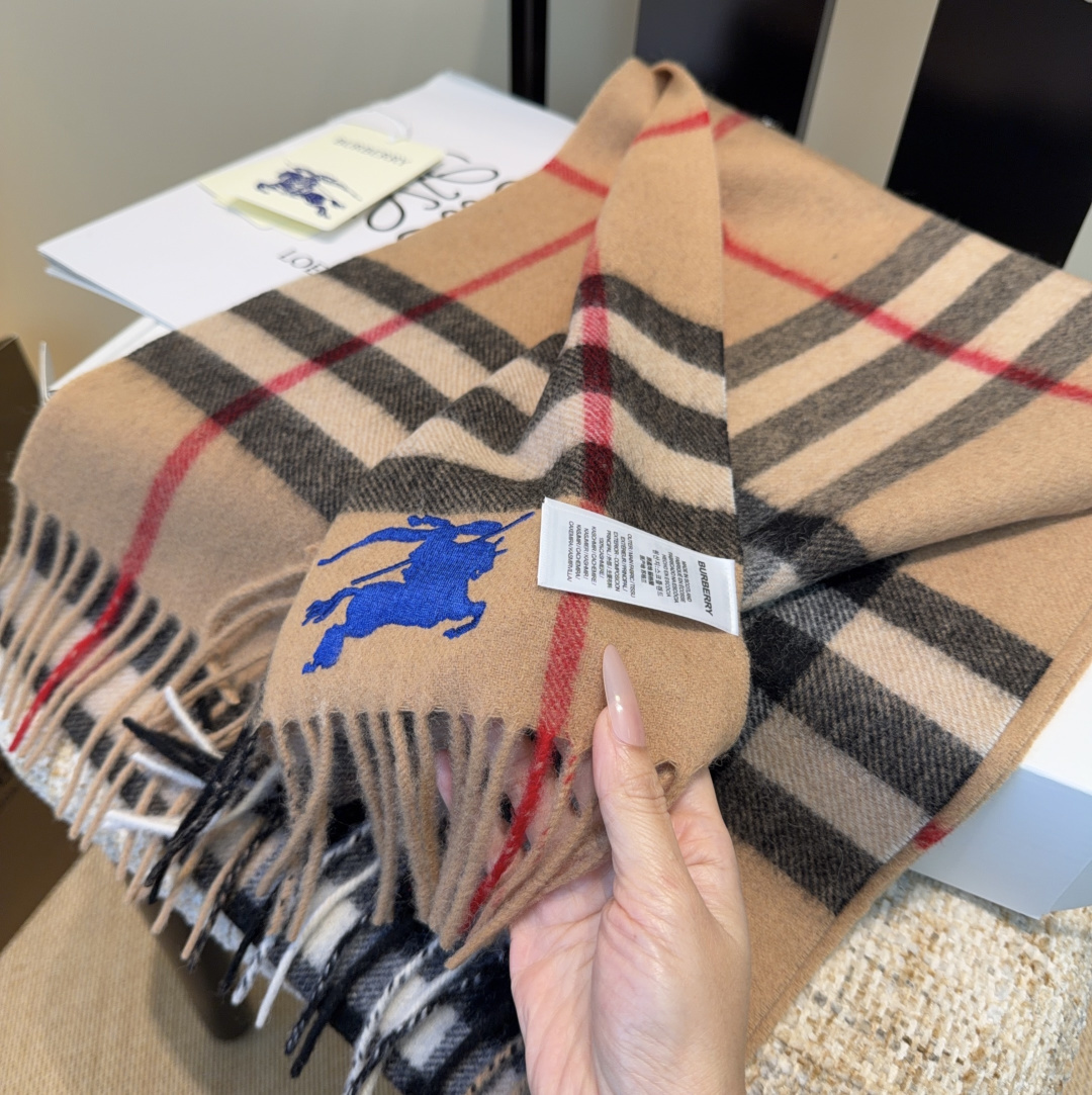 Burberry · 巴宝莉围巾❗️好看的要疯掉了，太有型太有魅力了❗️❗️非常斯文时尚的秋冬单品！真的