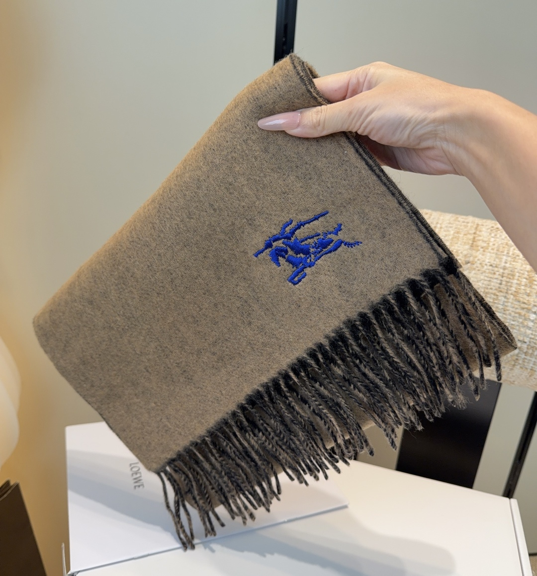 Burberry · 巴宝莉围巾❗️好看的要疯掉了，太有型太有魅力了❗️❗️非常斯文时尚的秋冬单品！真的