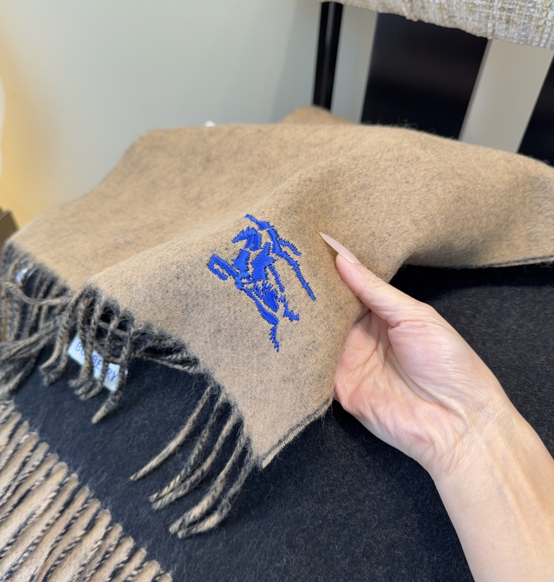 Burberry · 巴宝莉围巾❗️好看的要疯掉了，太有型太有魅力了❗️❗️非常斯文时尚的秋冬单品！真的