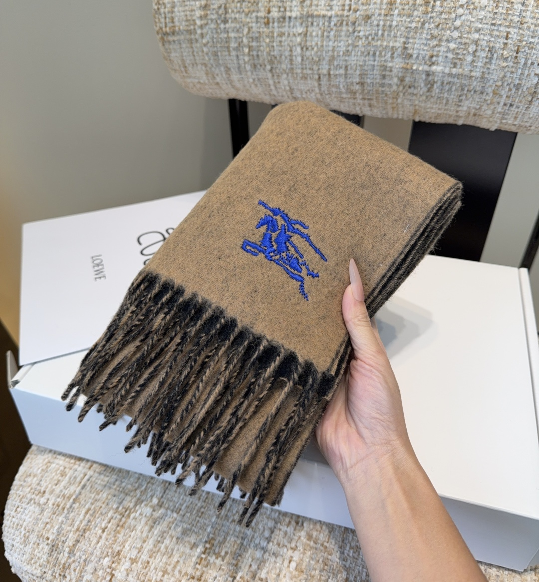 Burberry · 巴宝莉围巾❗️好看的要疯掉了，太有型太有魅力了❗️❗️非常斯文时尚的秋冬单品！真的