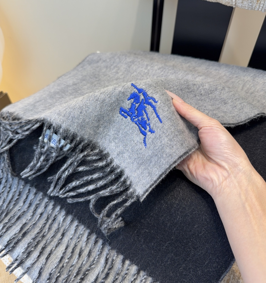 Burberry · 巴宝莉围巾❗️好看的要疯掉了，太有型太有魅力了❗️❗️非常斯文时尚的秋冬单品！真的