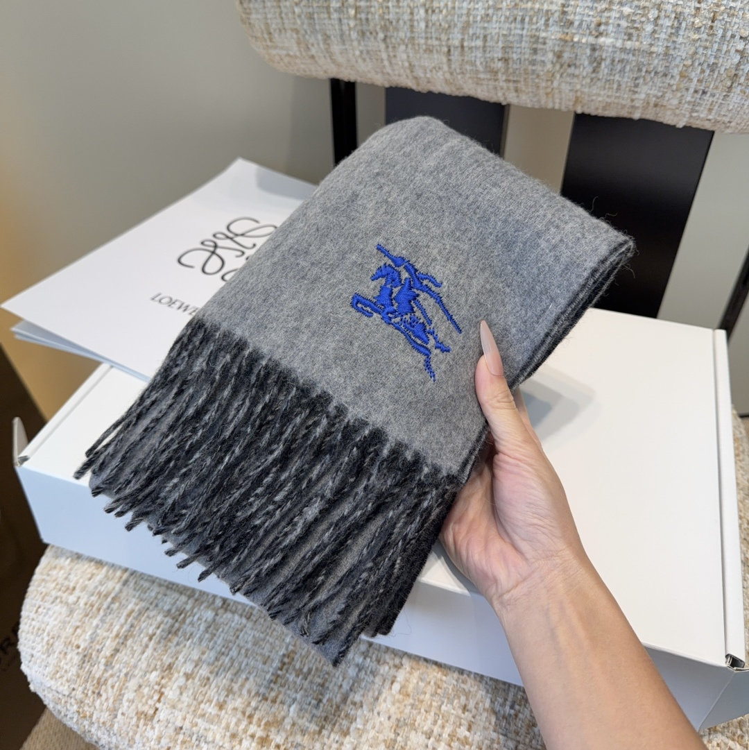 Burberry · 巴宝莉围巾❗️好看的要疯掉了，太有型太有魅力了❗️❗️非常斯文时尚的秋冬单品！真的