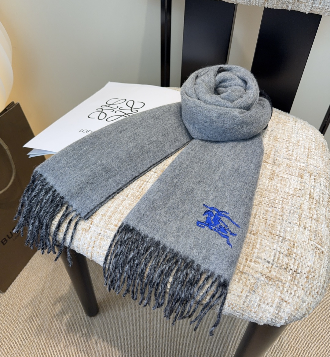 Burberry · 巴宝莉围巾❗️好看的要疯掉了，太有型太有魅力了❗️❗️非常斯文时尚的秋冬单品！真的