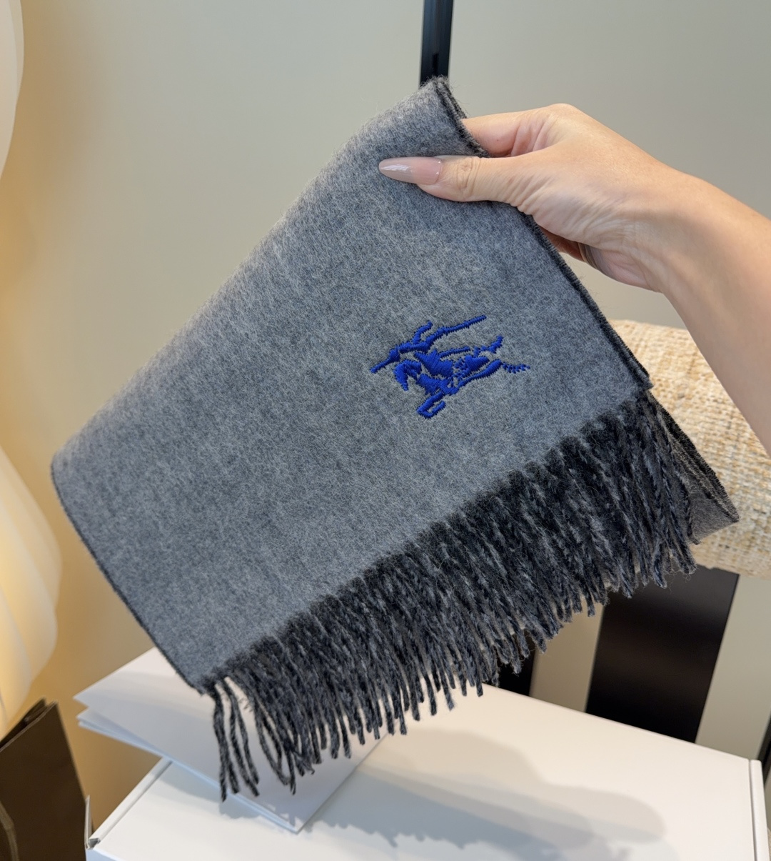 Burberry · 巴宝莉围巾❗️好看的要疯掉了，太有型太有魅力了❗️❗️非常斯文时尚的秋冬单品！真的