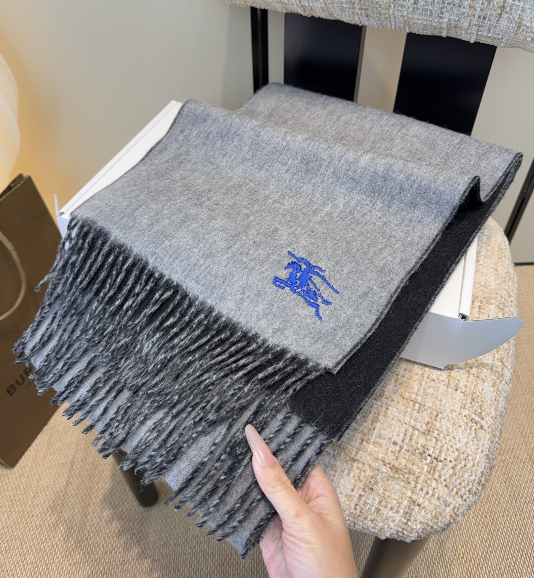 Burberry · 巴宝莉围巾❗️好看的要疯掉了，太有型太有魅力了❗️❗️非常斯文时尚的秋冬单品！真的