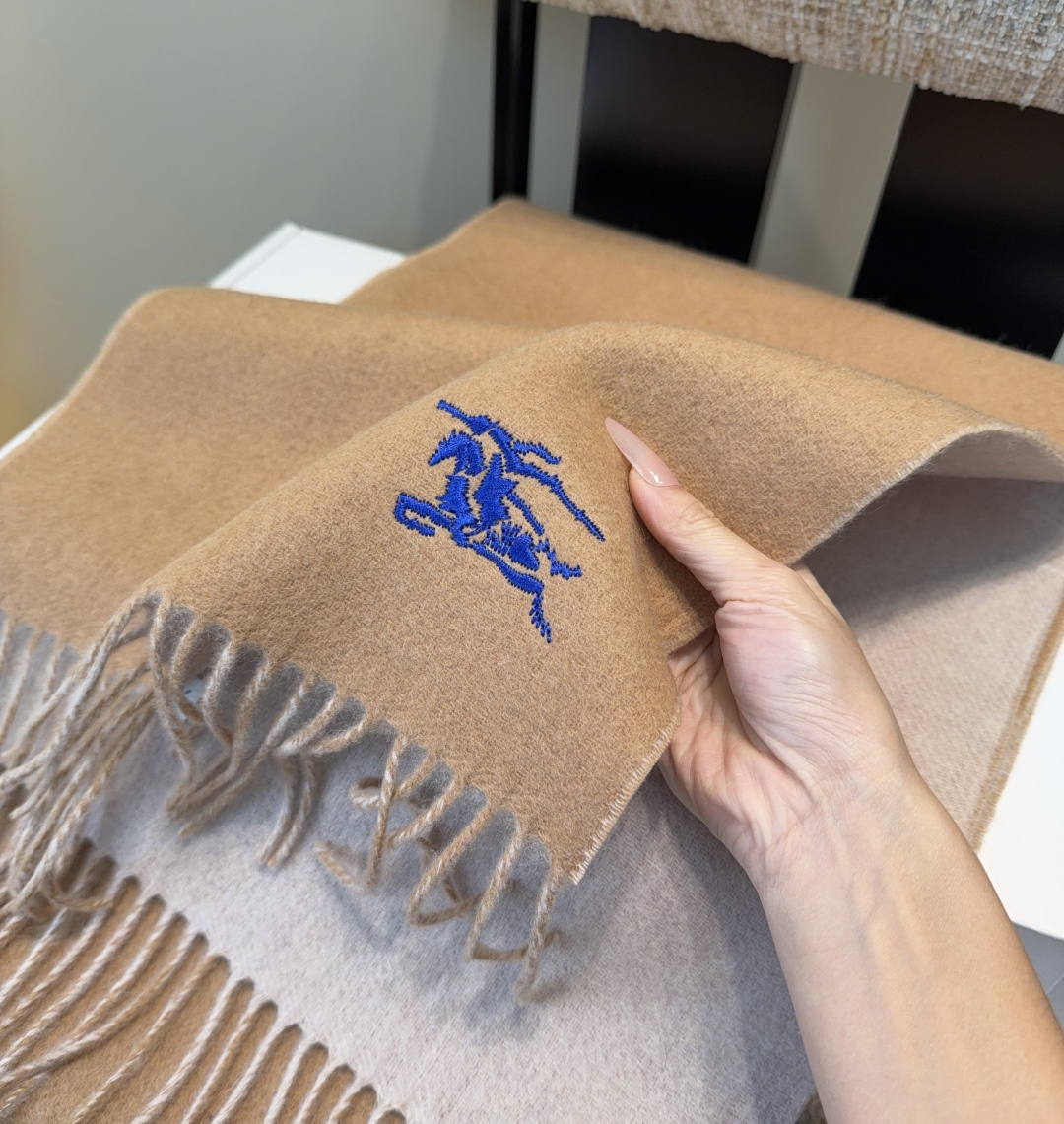 Burberry · 巴宝莉围巾❗️好看的要疯掉了，太有型太有魅力了❗️❗️非常斯文时尚的秋冬单品！真的