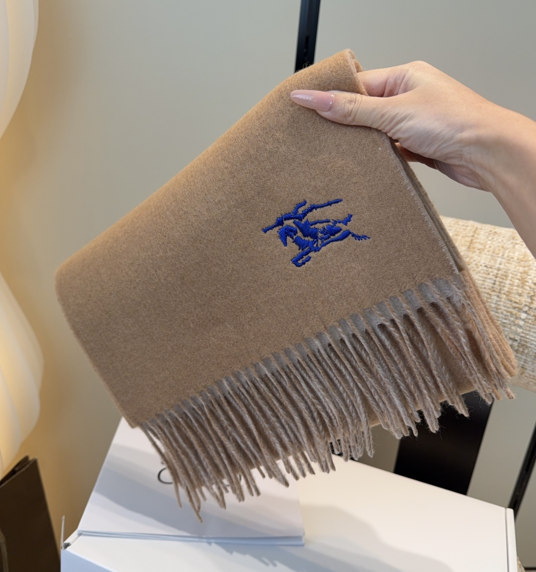 Burberry · 巴宝莉围巾❗️好看的要疯掉了，太有型太有魅力了❗️❗️非常斯文时尚的秋冬单品！真的