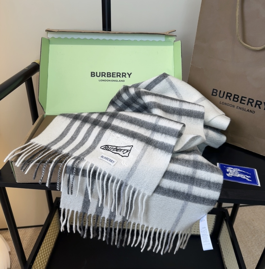 Burberry · 巴宝莉格子围巾❗️好看的要疯掉了，太有型太有魅力了❗️❗️非常斯文时尚的秋冬单品！