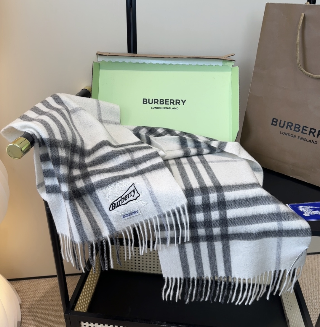 Burberry · 巴宝莉格子围巾❗️好看的要疯掉了，太有型太有魅力了❗️❗️非常斯文时尚的秋冬单品！
