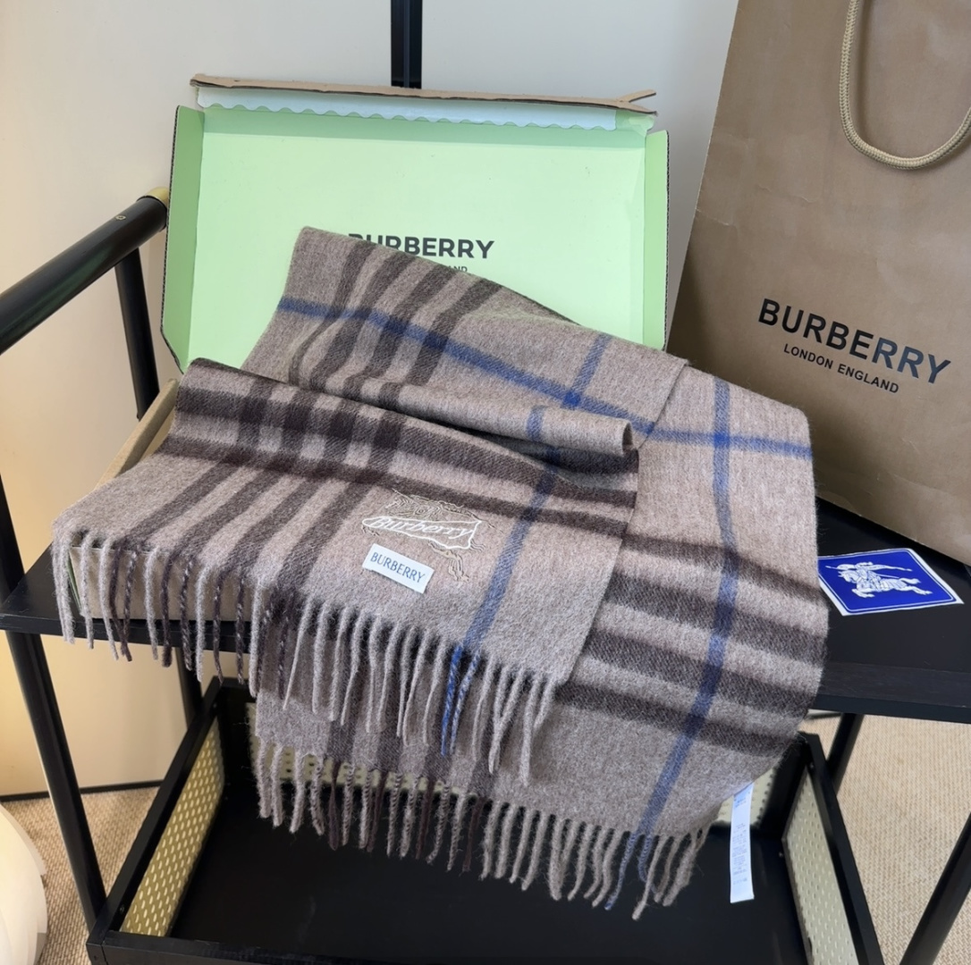 Burberry · 巴宝莉格子围巾❗️好看的要疯掉了，太有型太有魅力了❗️❗️非常斯文时尚的秋冬单品！
