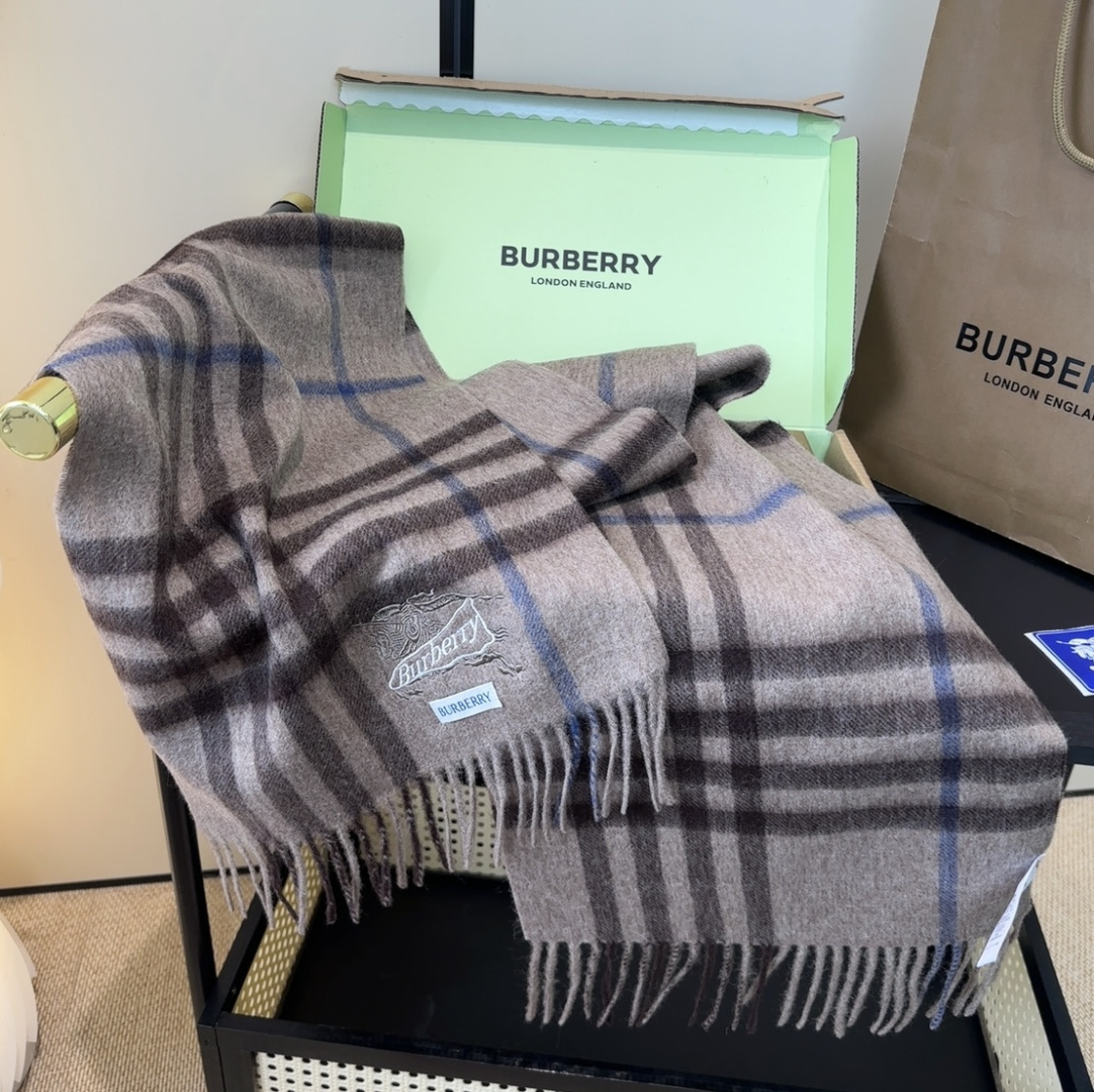 Burberry · 巴宝莉格子围巾❗️好看的要疯掉了，太有型太有魅力了❗️❗️非常斯文时尚的秋冬单品！