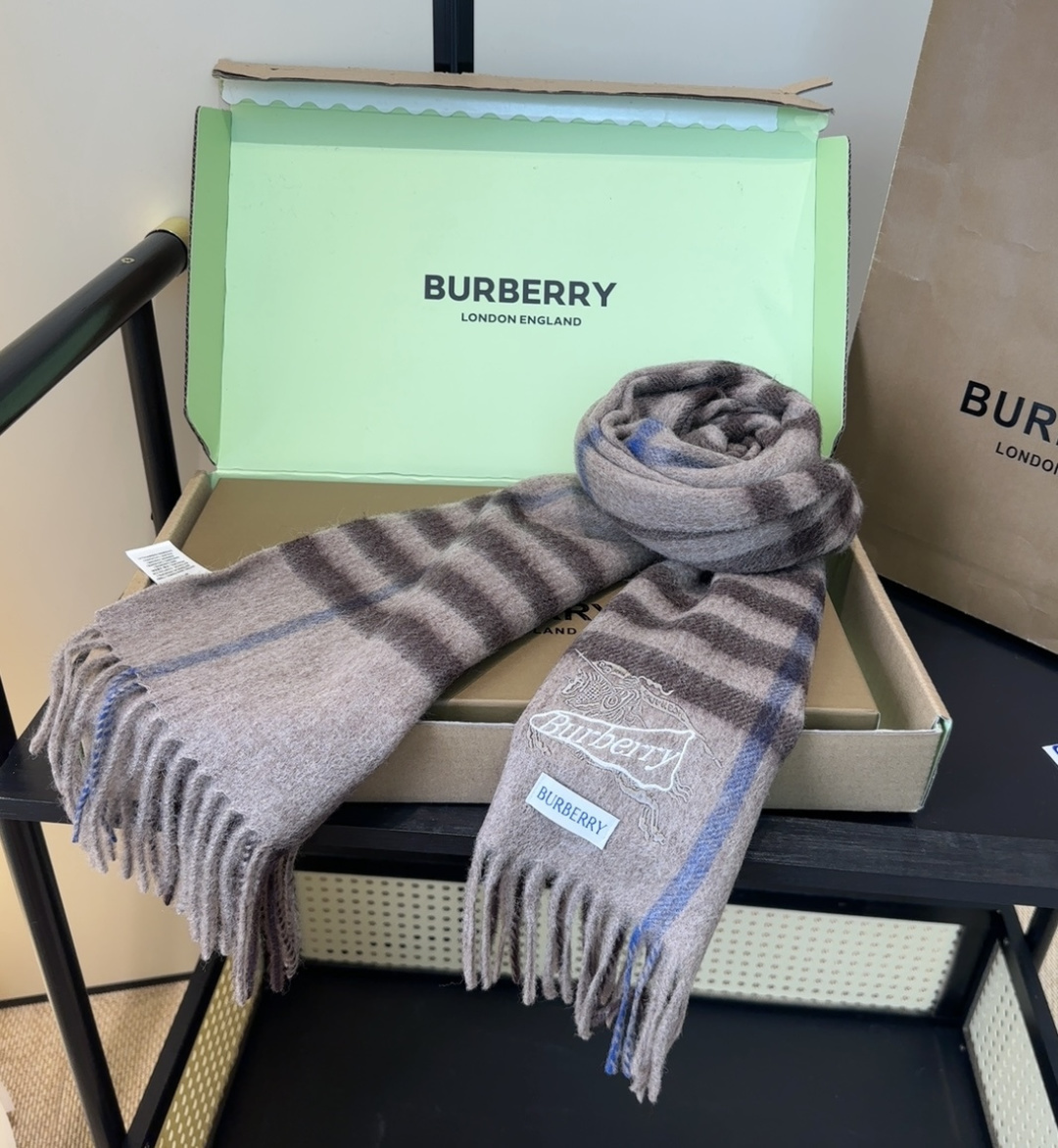 Burberry · 巴宝莉格子围巾❗️好看的要疯掉了，太有型太有魅力了❗️❗️非常斯文时尚的秋冬单品！
