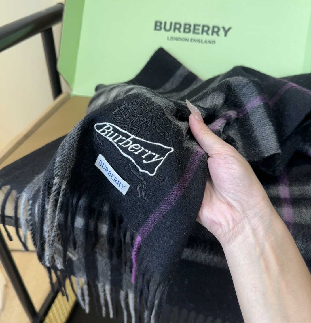 Burberry · 巴宝莉格子围巾❗️好看的要疯掉了，太有型太有魅力了❗️❗️非常斯文时尚的秋冬单品！