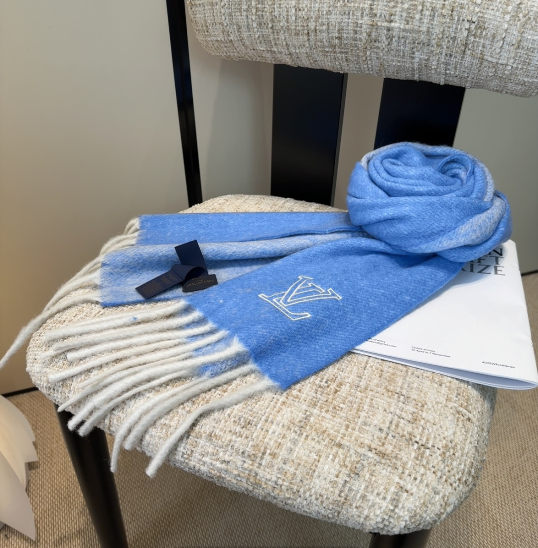 Lv超美新款马海毛围巾！超级推荐入手！】质感好货！主打的马海毛围巾~据说超难买哦！！打了好多次版！终于出