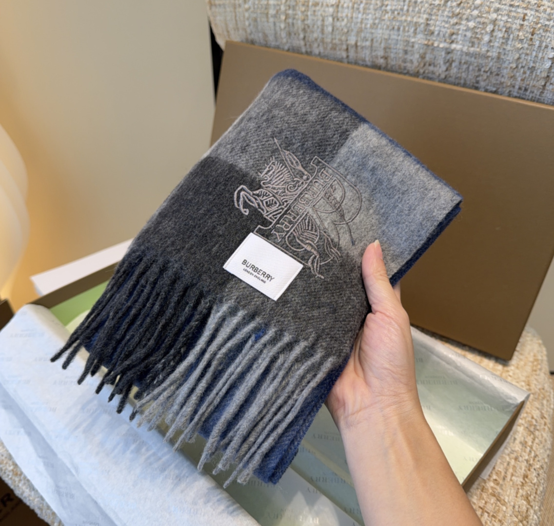 Burberry · 巴宝莉围巾❗️好看的要疯掉了，太有型太有魅力了❗️❗️非常斯文时尚的秋冬单品！真的