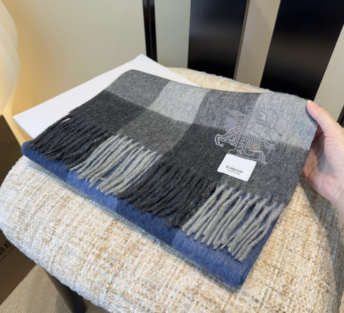 Burberry · 巴宝莉围巾❗️好看的要疯掉了，太有型太有魅力了❗️❗️非常斯文时尚的秋冬单品！真的