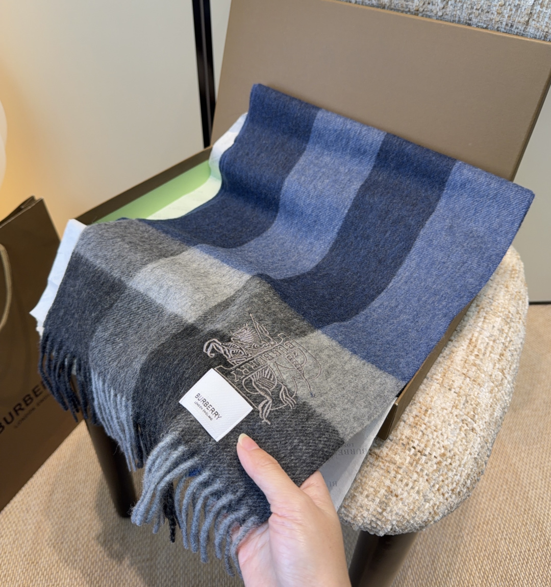 Burberry · 巴宝莉围巾❗️好看的要疯掉了，太有型太有魅力了❗️❗️非常斯文时尚的秋冬单品！真的