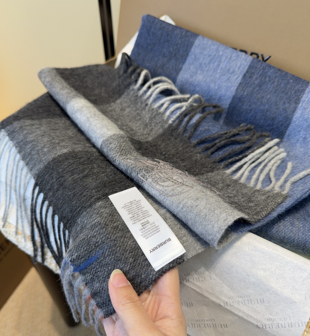 Burberry · 巴宝莉围巾❗️好看的要疯掉了，太有型太有魅力了❗️❗️非常斯文时尚的秋冬单品！真的