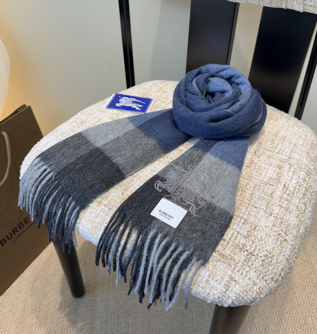 Burberry · 巴宝莉围巾❗️好看的要疯掉了，太有型太有魅力了❗️❗️非常斯文时尚的秋冬单品！真的