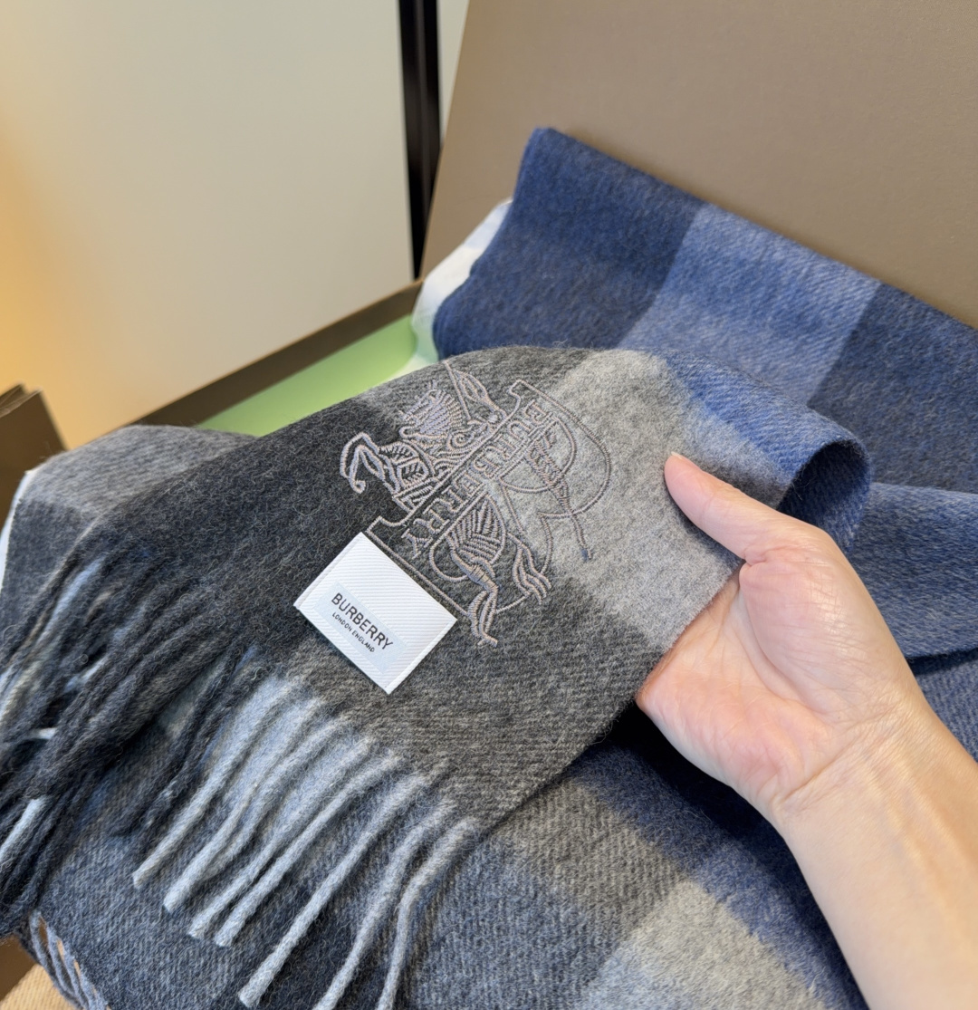 Burberry · 巴宝莉围巾❗️好看的要疯掉了，太有型太有魅力了❗️❗️非常斯文时尚的秋冬单品！真的