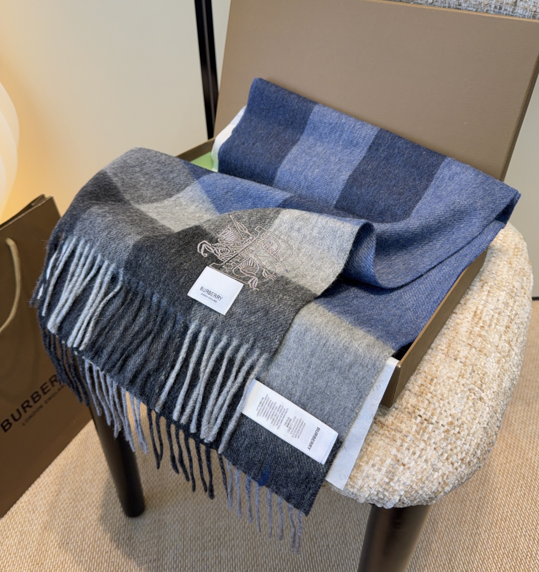 Burberry · 巴宝莉围巾❗️好看的要疯掉了，太有型太有魅力了❗️❗️非常斯文时尚的秋冬单品！真的