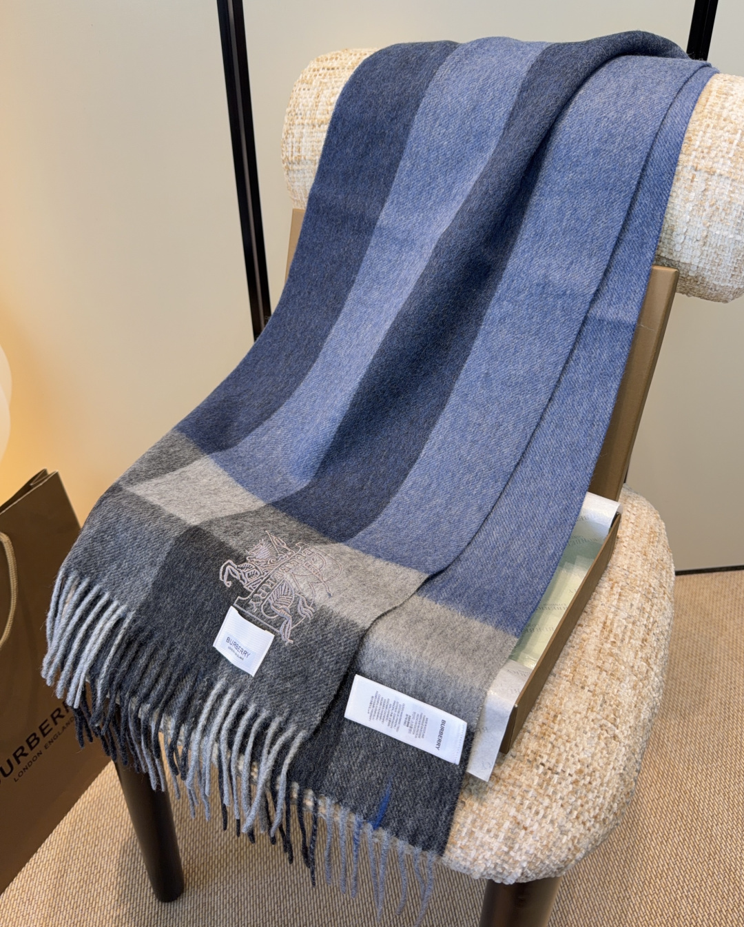 Burberry · 巴宝莉围巾❗️好看的要疯掉了，太有型太有魅力了❗️❗️非常斯文时尚的秋冬单品！真的