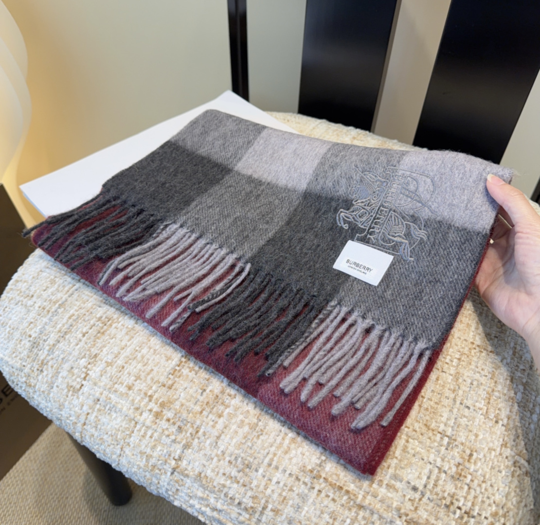 Burberry · 巴宝莉围巾❗️好看的要疯掉了，太有型太有魅力了❗️❗️非常斯文时尚的秋冬单品！真的