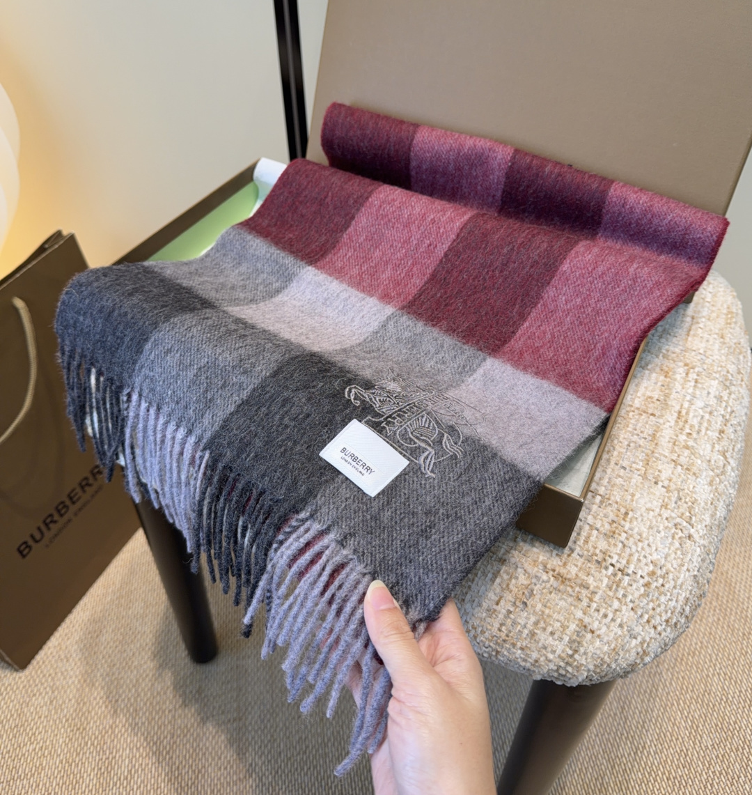 Burberry · 巴宝莉围巾❗️好看的要疯掉了，太有型太有魅力了❗️❗️非常斯文时尚的秋冬单品！真的