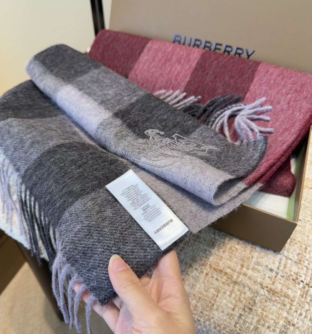 Burberry · 巴宝莉围巾❗️好看的要疯掉了，太有型太有魅力了❗️❗️非常斯文时尚的秋冬单品！真的