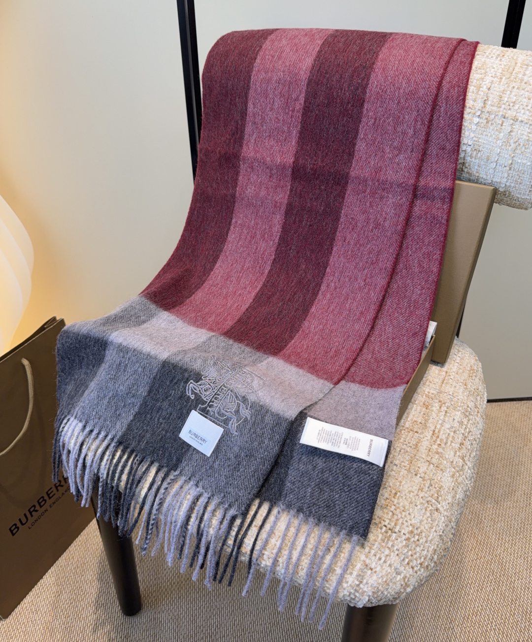 Burberry · 巴宝莉围巾❗️好看的要疯掉了，太有型太有魅力了❗️❗️非常斯文时尚的秋冬单品！真的