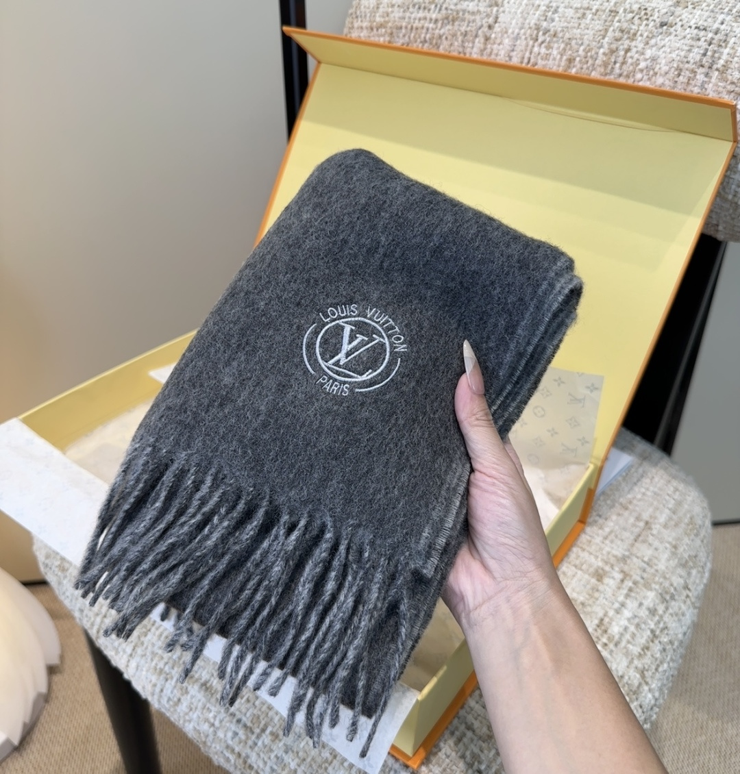 Lv围巾❗️好看的要疯掉了，太有型太有魅力了❗️❗️非常斯文时尚的秋冬单品！真的很喜欢，非常Classi