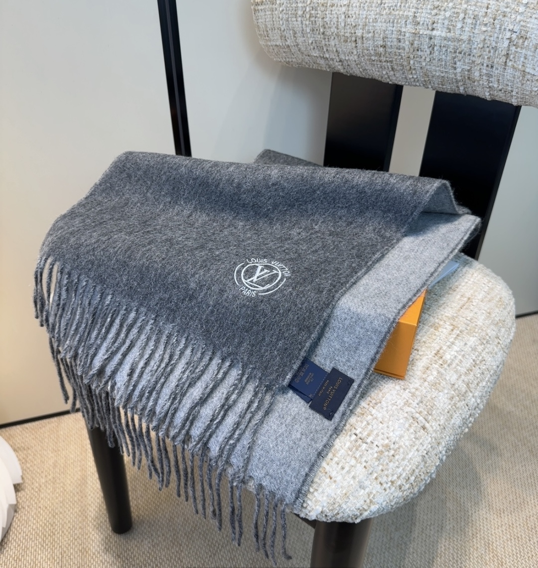 Lv围巾❗️好看的要疯掉了，太有型太有魅力了❗️❗️非常斯文时尚的秋冬单品！真的很喜欢，非常Classi