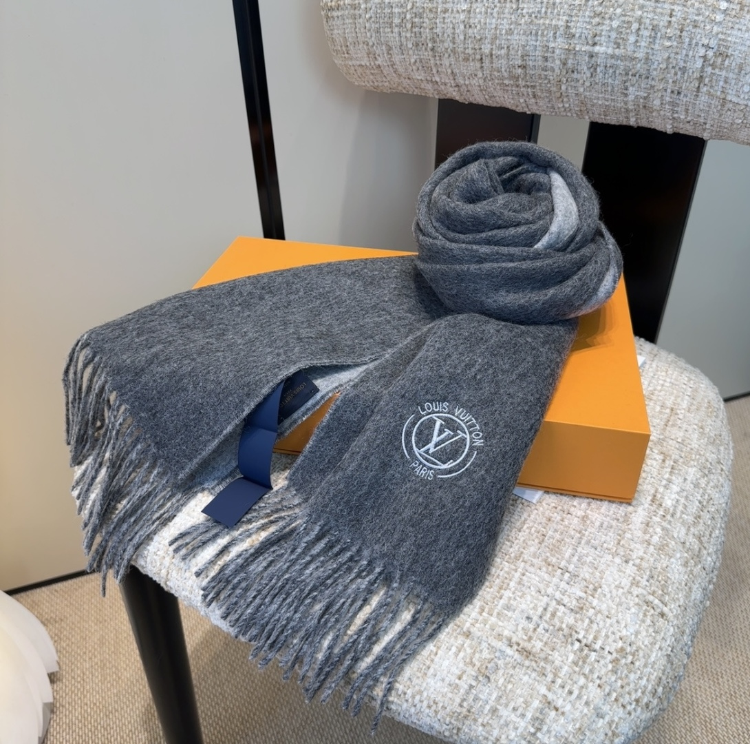 Lv围巾❗️好看的要疯掉了，太有型太有魅力了❗️❗️非常斯文时尚的秋冬单品！真的很喜欢，非常Classi