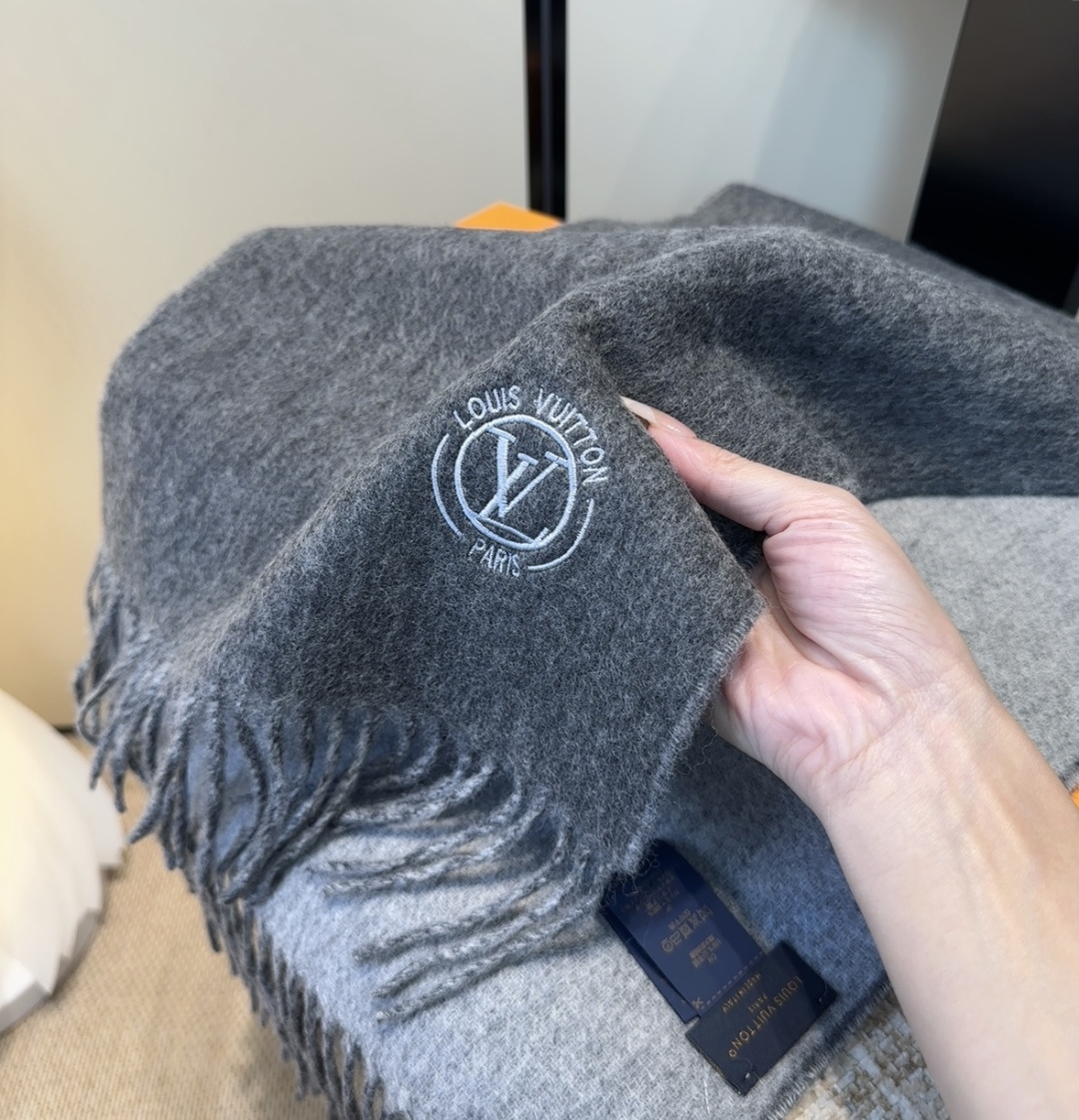 Lv围巾❗️好看的要疯掉了，太有型太有魅力了❗️❗️非常斯文时尚的秋冬单品！真的很喜欢，非常Classi