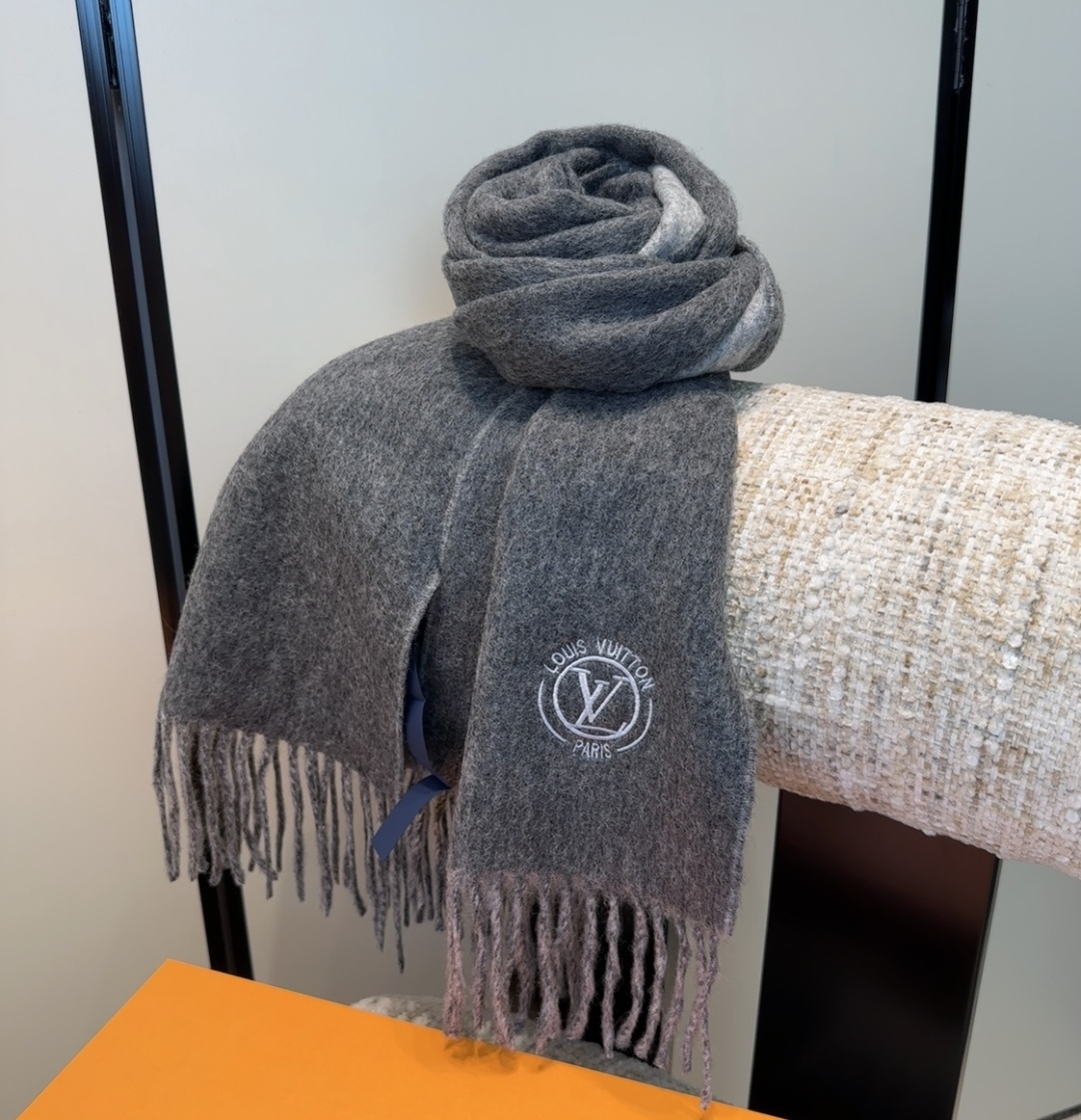 Lv围巾❗️好看的要疯掉了，太有型太有魅力了❗️❗️非常斯文时尚的秋冬单品！真的很喜欢，非常Classi
