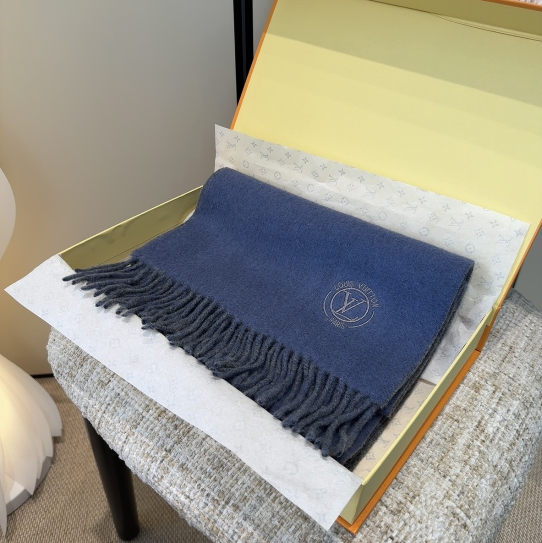 Lv围巾❗️好看的要疯掉了，太有型太有魅力了❗️❗️非常斯文时尚的秋冬单品！真的很喜欢，非常Classi