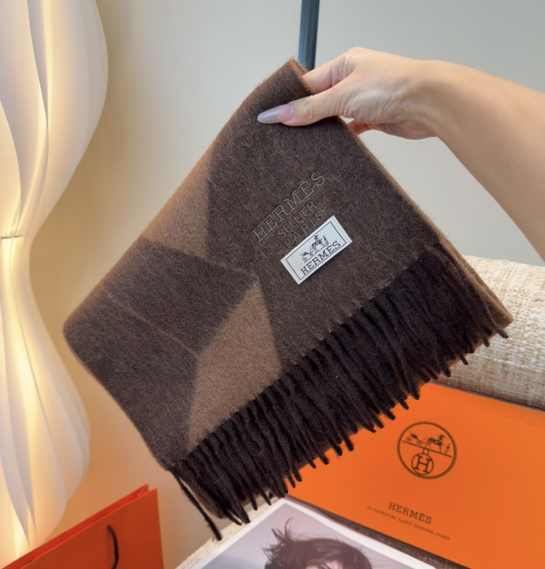 2025年Hermes · 爱马仕，难得一见的温柔配色，低调又不失优雅❗️】重点推荐❗️双边配色，一条围
